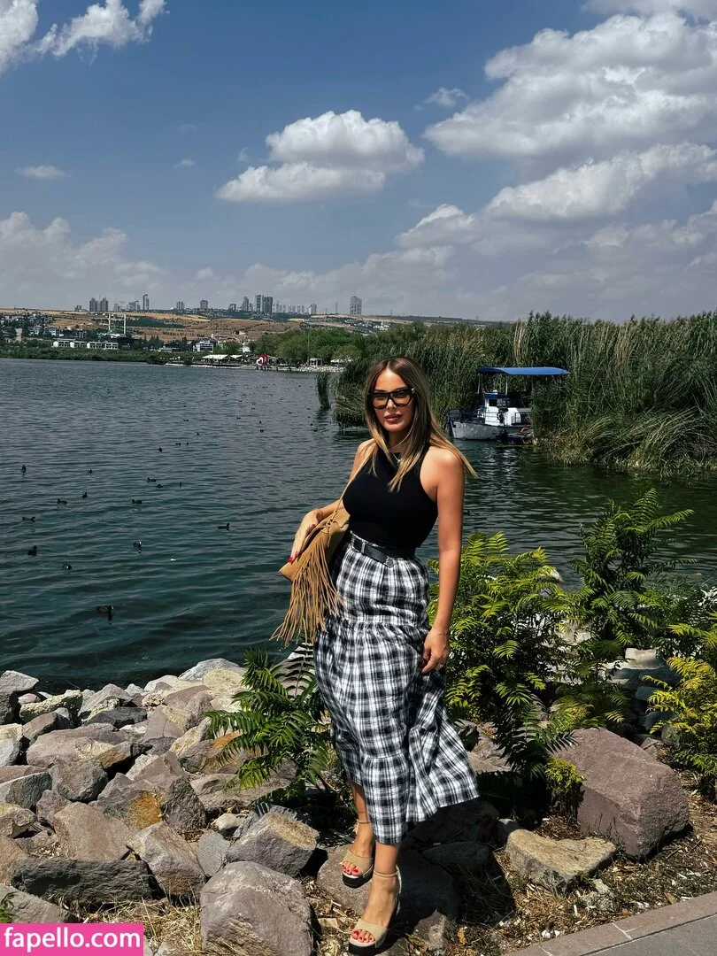 Hande Sarıoğlu Onlyfans Photo Gallery 