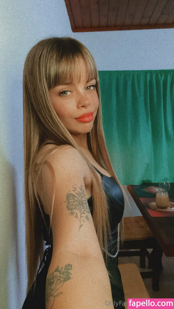 itsleaaa Onlyfans Photo Gallery 