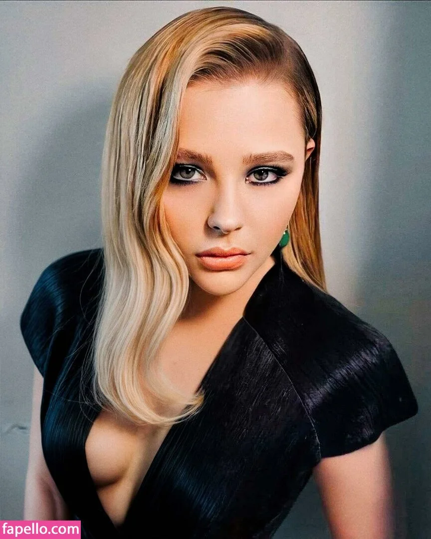 Chloë Grace Moretz / chloegmoretz / https: Onlyfans Photo Gallery 
