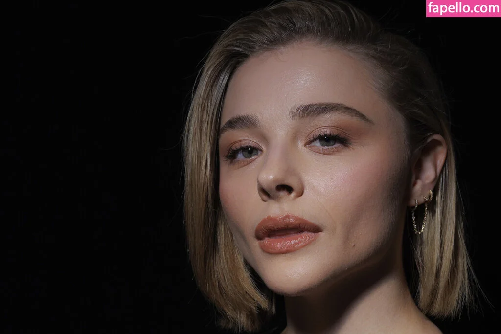 Chloë Grace Moretz / chloegmoretz / https: Onlyfans Photo Gallery 