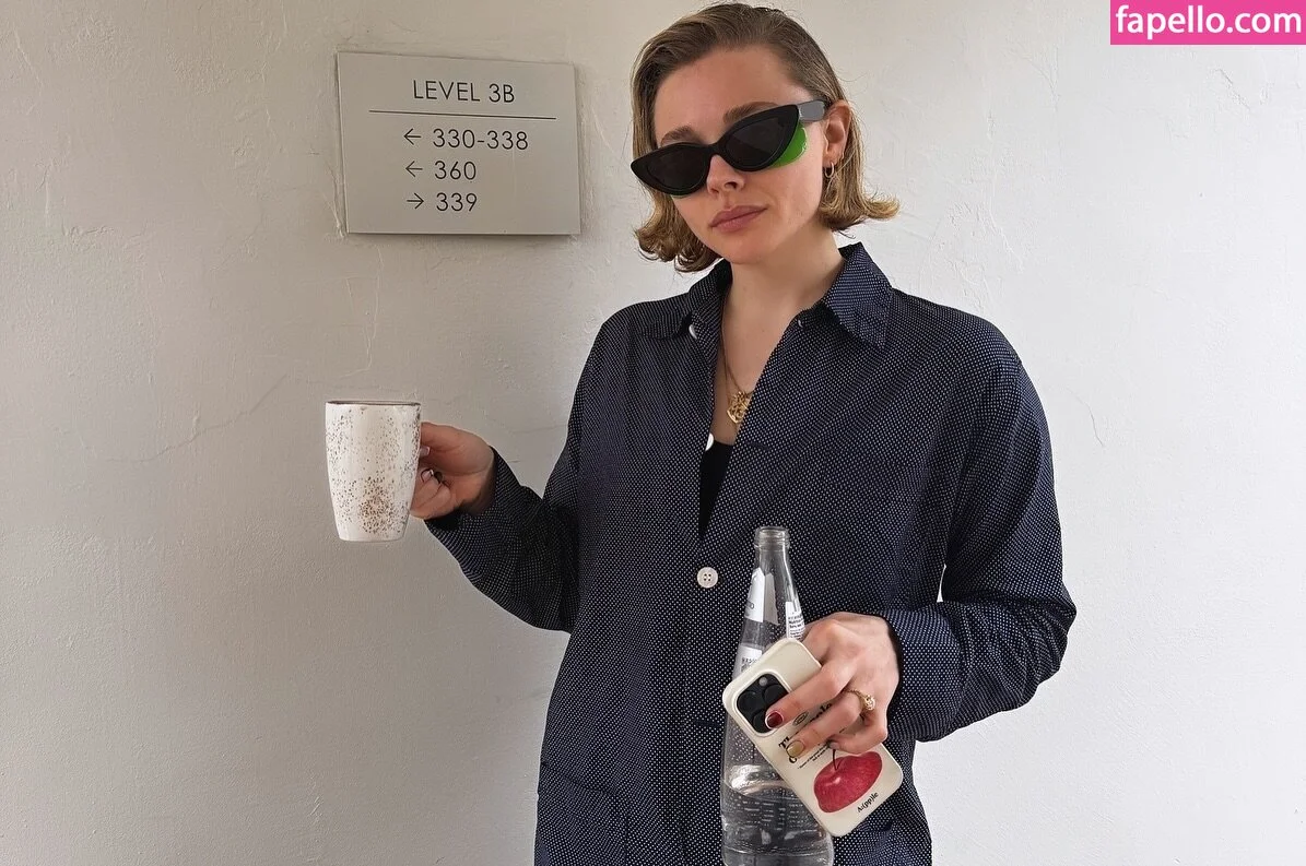 Chloë Grace Moretz / chloegmoretz / https: Onlyfans Photo Gallery 