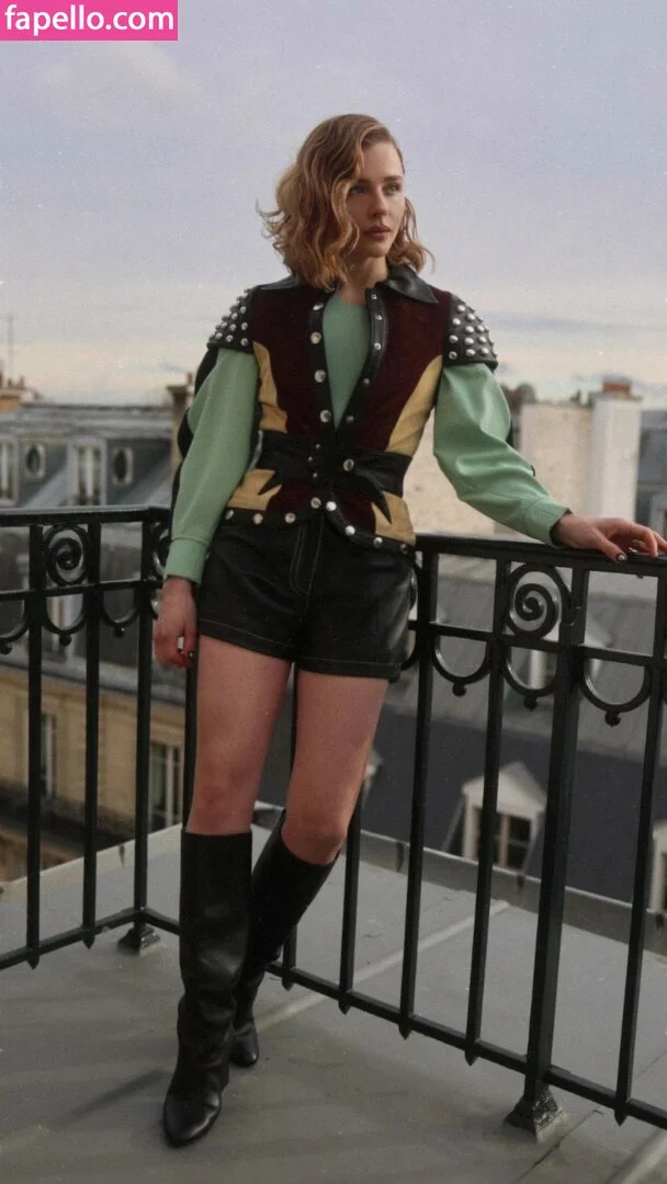 Chloë Grace Moretz / chloegmoretz / https: Onlyfans Photo Gallery 