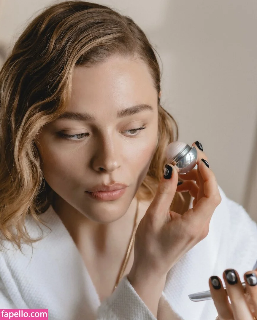 Chloë Grace Moretz / chloegmoretz / https: Onlyfans Photo Gallery 