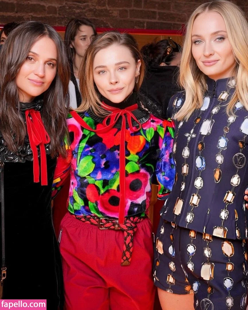 Chloë Grace Moretz / chloegmoretz / https: Onlyfans Photo Gallery 