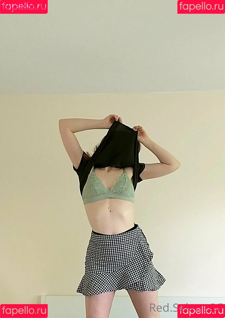 littleredselena / red.selene Onlyfans Photo Gallery 