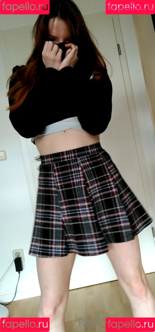 littleredselena / red.selene Onlyfans Photo Gallery 