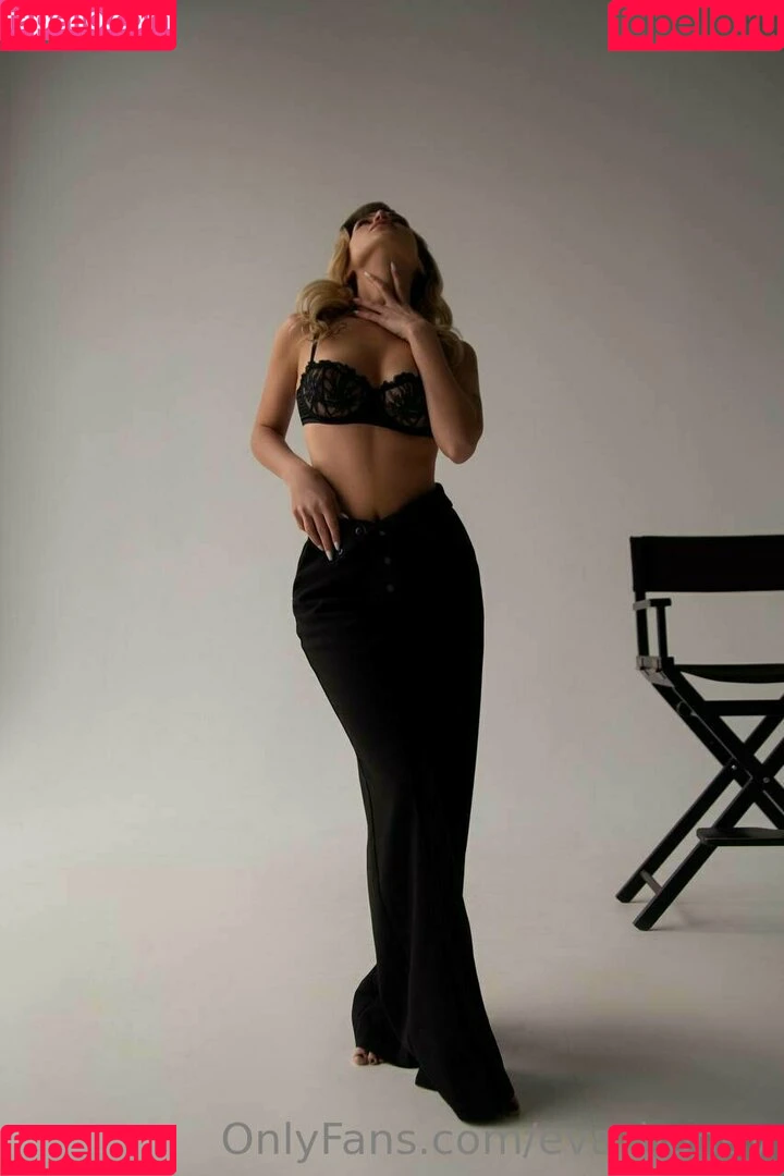 lady_mrcs / red_lady_xxx Onlyfans Photo Gallery 