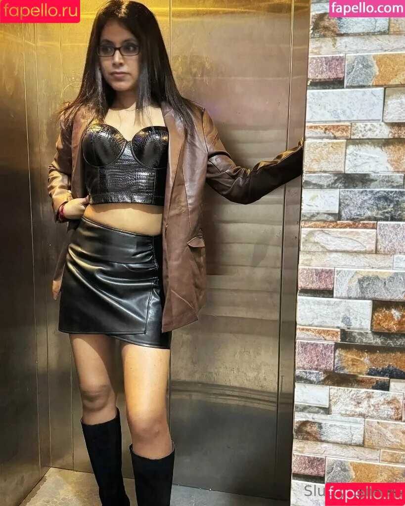 sluttysakshi28 Onlyfans Photo Gallery 