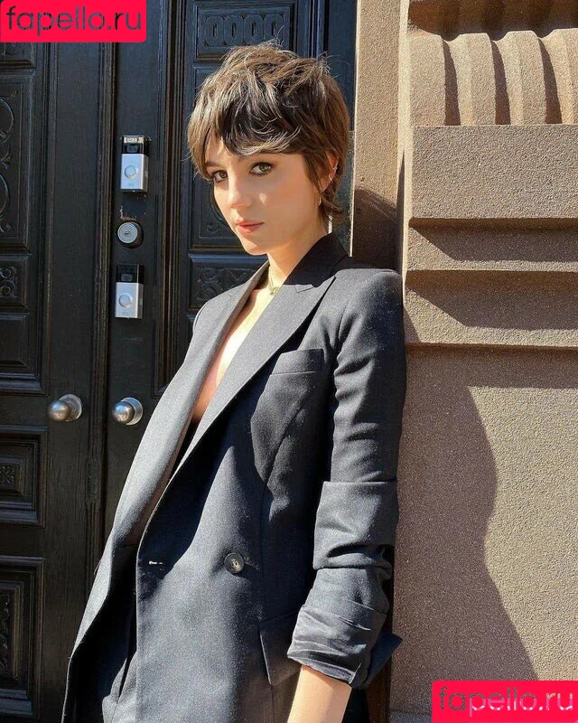 Ella Hunt / EllaHunt Onlyfans Photo Gallery 