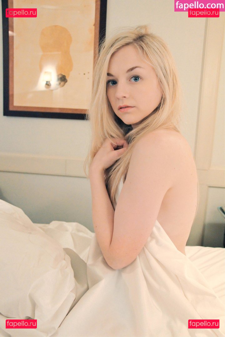 Emily Kinney / emmykinney / https: Onlyfans Photo Gallery 