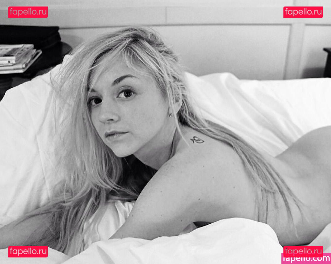 Emily Kinney / emmykinney / https: Onlyfans Photo Gallery 