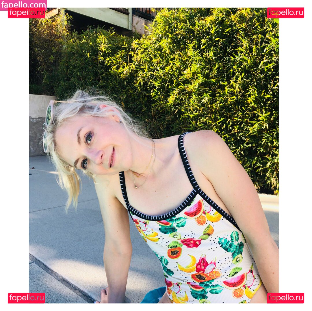 Emily Kinney / emmykinney / https: Onlyfans Photo Gallery 