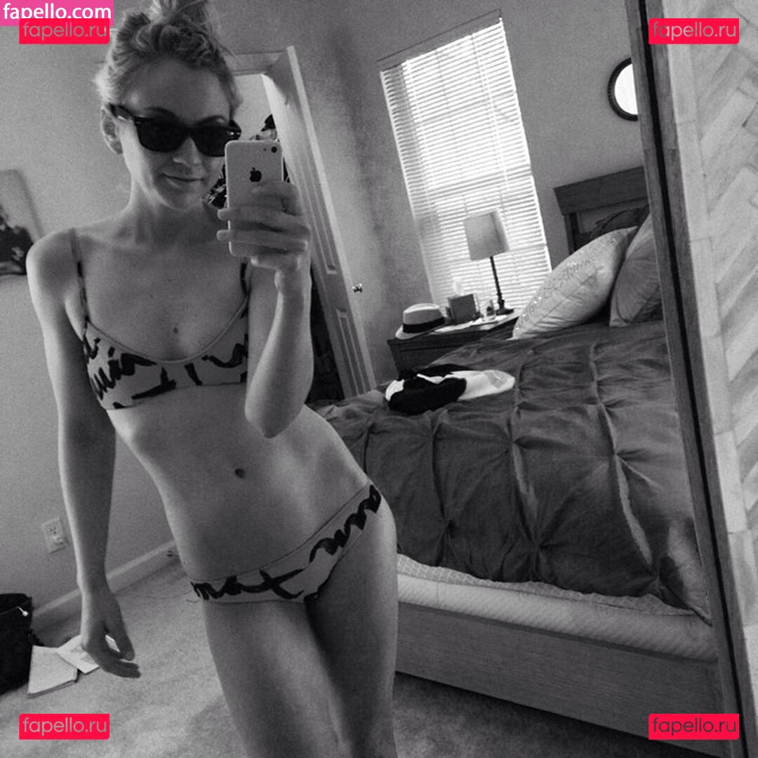 Emily Kinney / emmykinney / https: Onlyfans Photo Gallery 