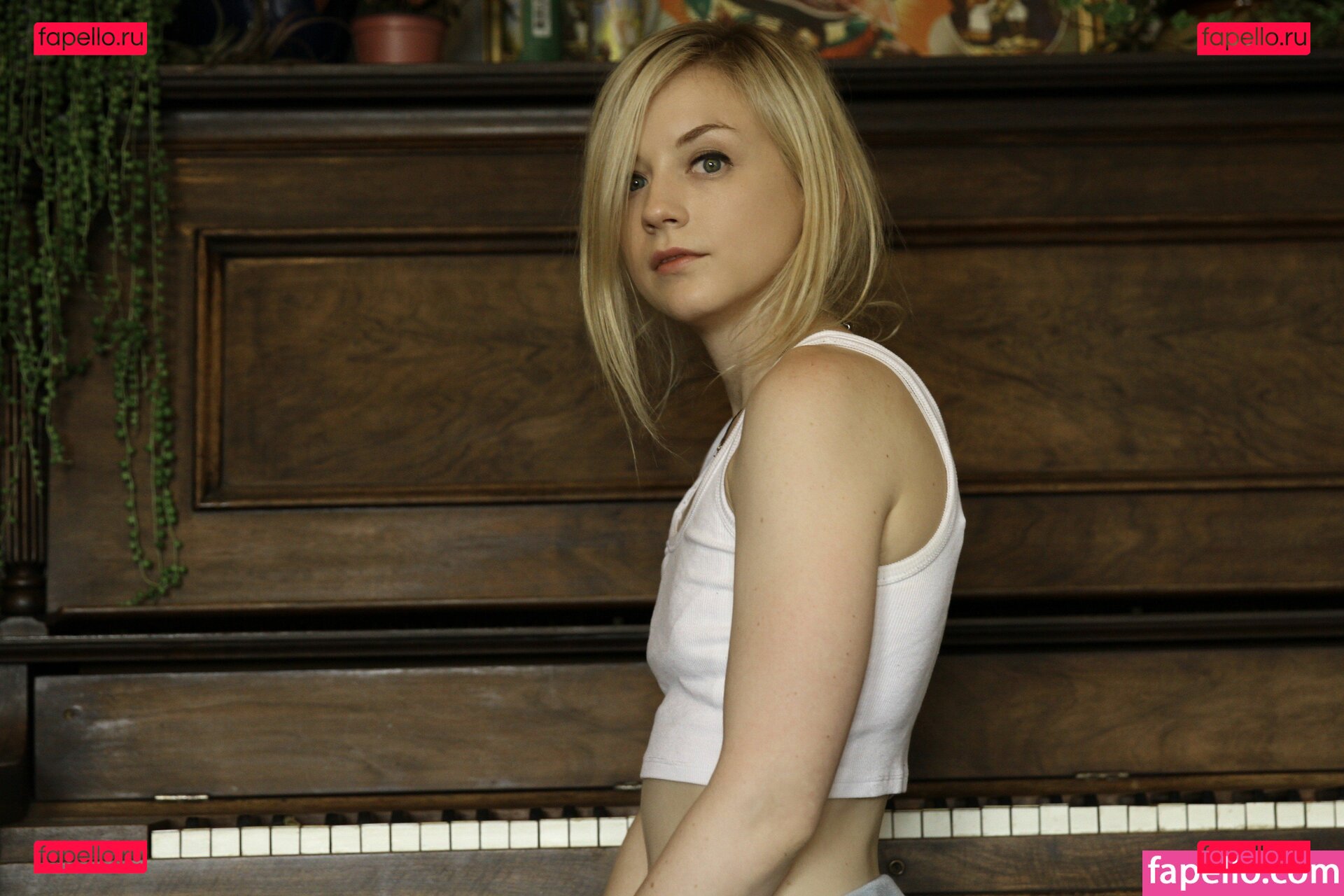 Emily Kinney / emmykinney / https: Onlyfans Photo Gallery 