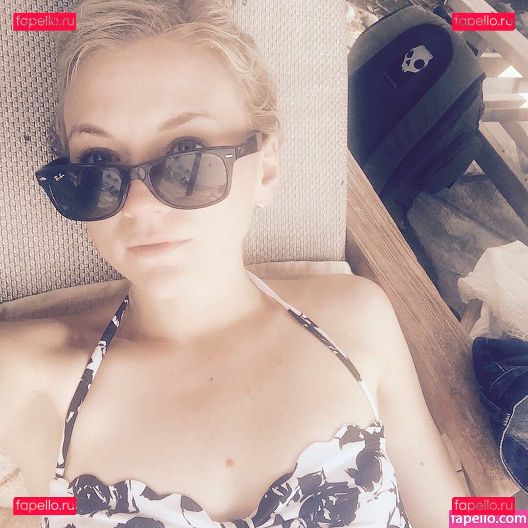Emily Kinney / emmykinney / https: Onlyfans Photo Gallery 