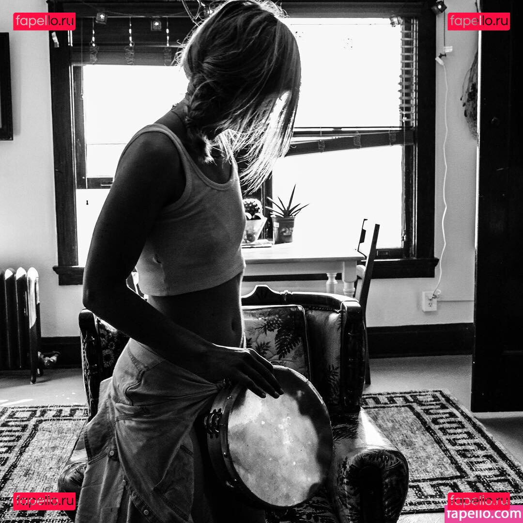 Emily Kinney / emmykinney / https: Onlyfans Photo Gallery 