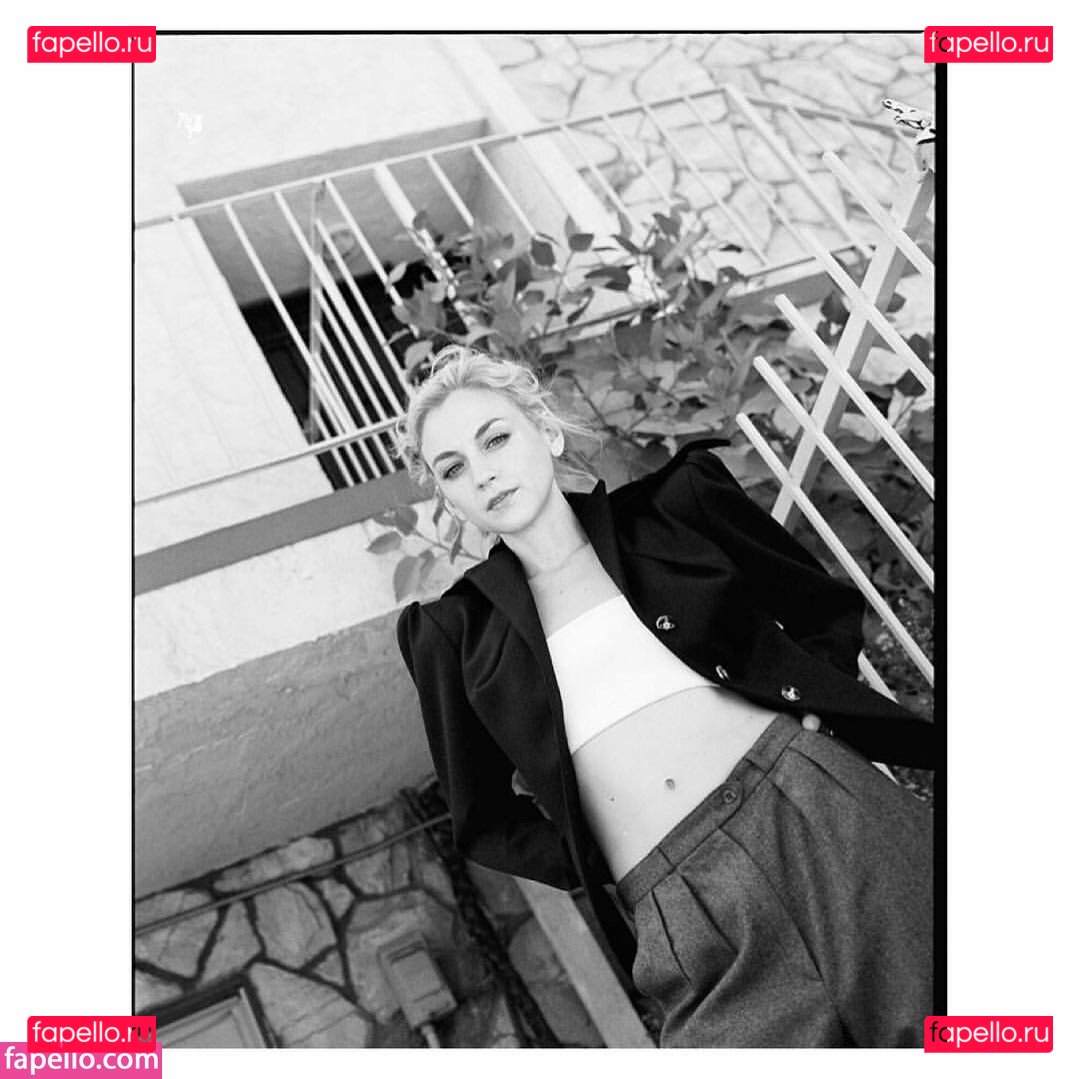 Emily Kinney / emmykinney / https: Onlyfans Photo Gallery 