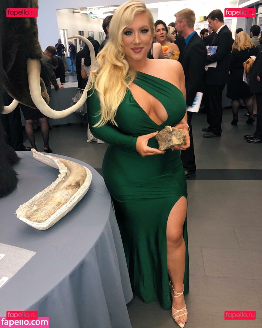 Taya Christian / Thedoctorbae Onlyfans Photo Gallery 