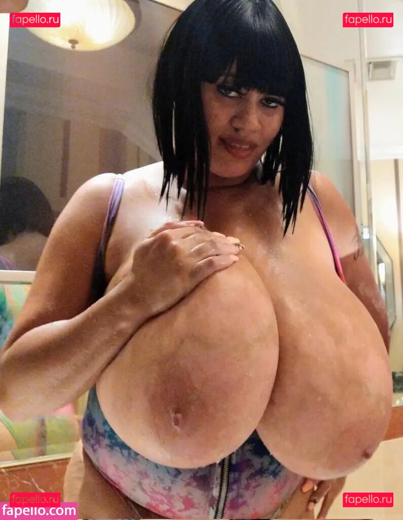 Roxi Red / roxiredhott Onlyfans Photo Gallery 