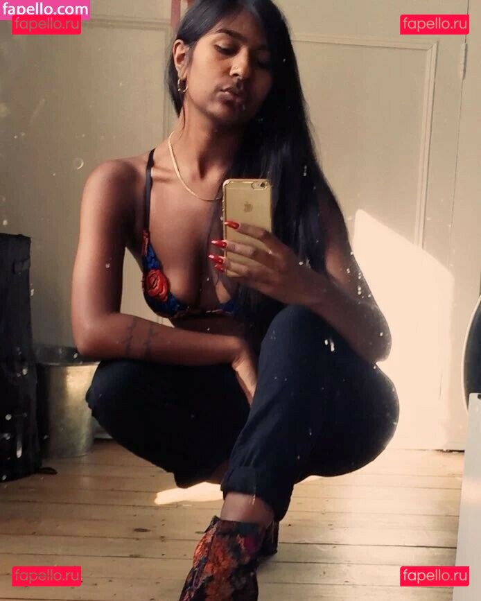 Ash Sarkar / ayocaesar Onlyfans Photo Gallery 