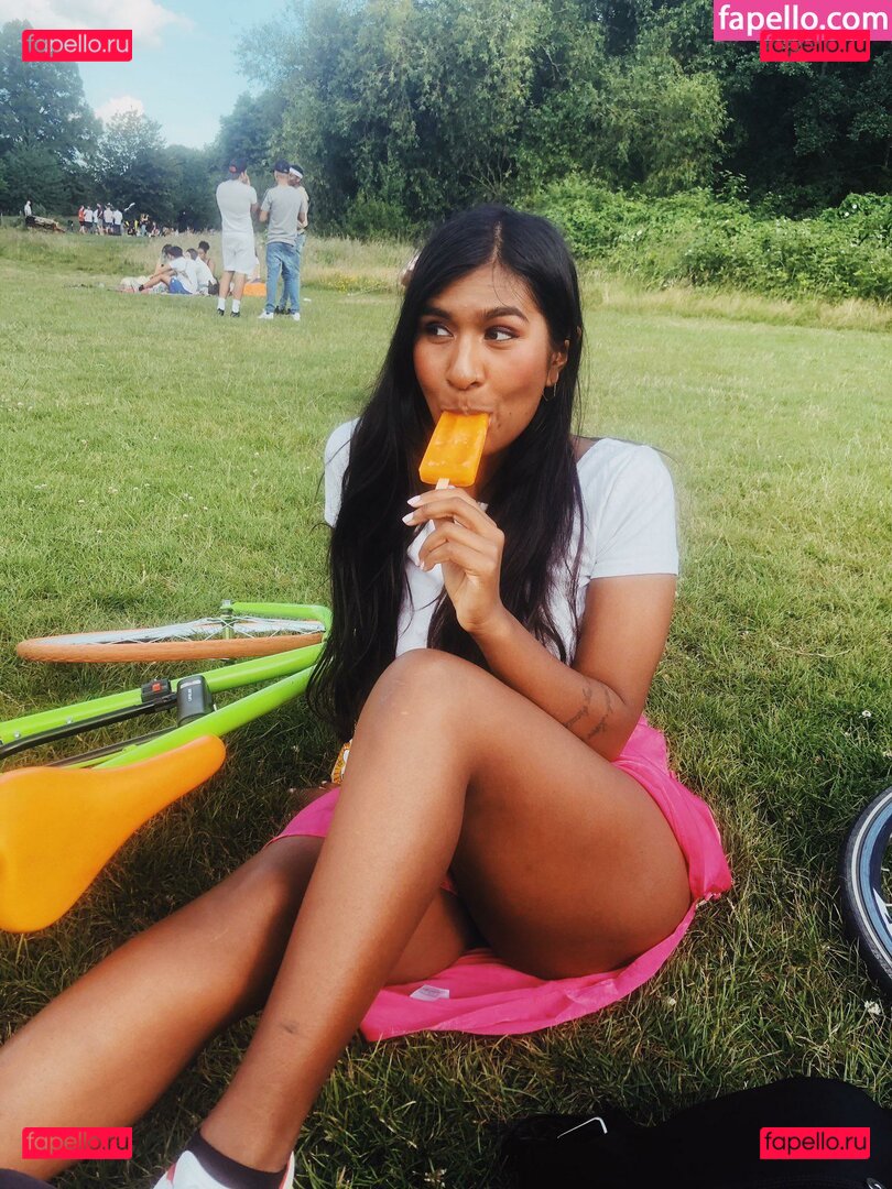 Ash Sarkar / ayocaesar Onlyfans Photo Gallery 