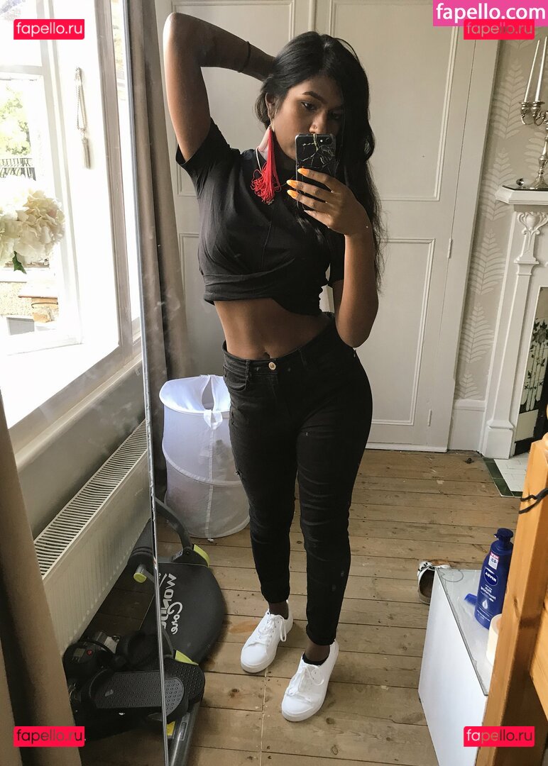 Ash Sarkar / ayocaesar Onlyfans Photo Gallery 