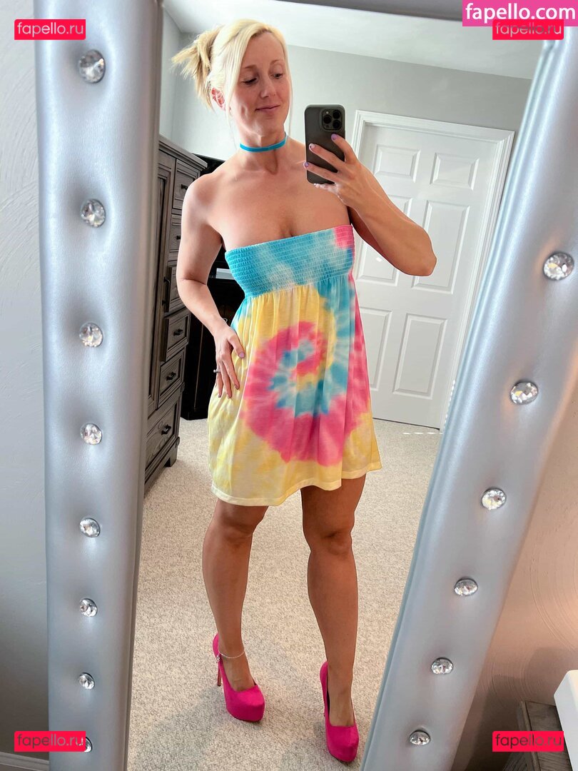 KurvyBlondeWife / https: / kurvygurlapparelowner Onlyfans Photo Gallery 