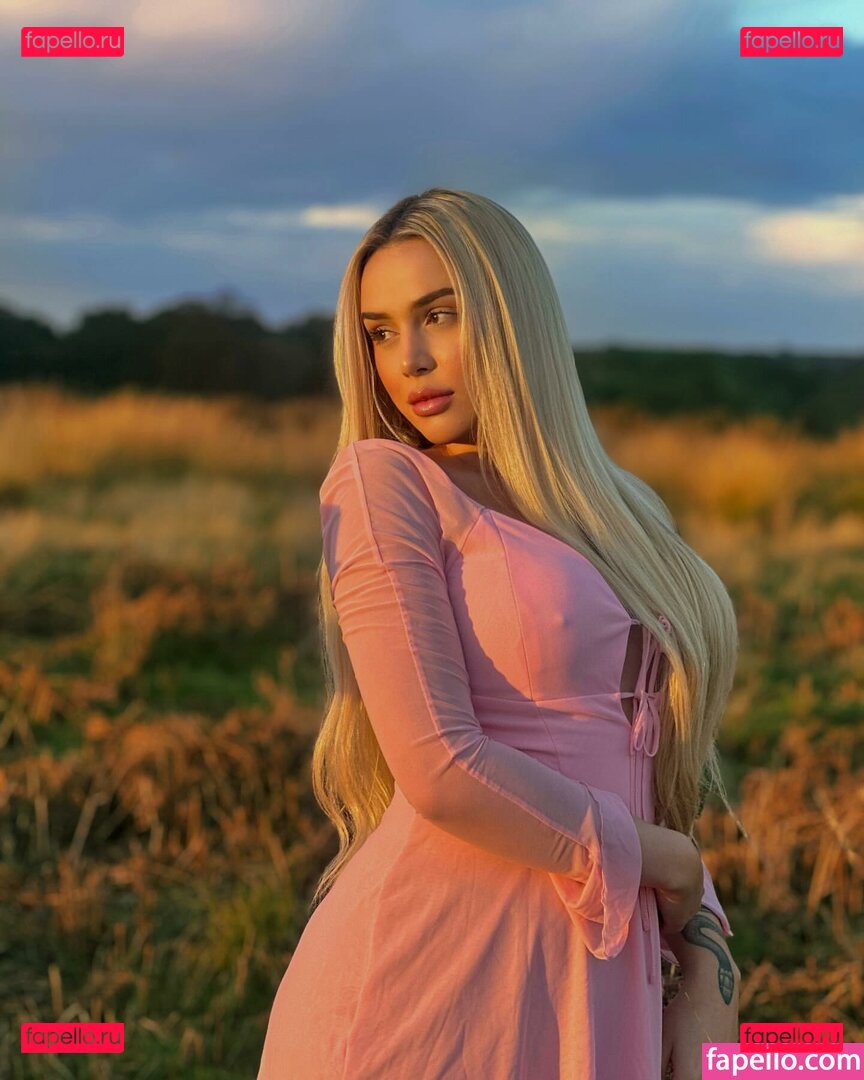 Hillary / Hillawood / https: Onlyfans Photo Gallery 