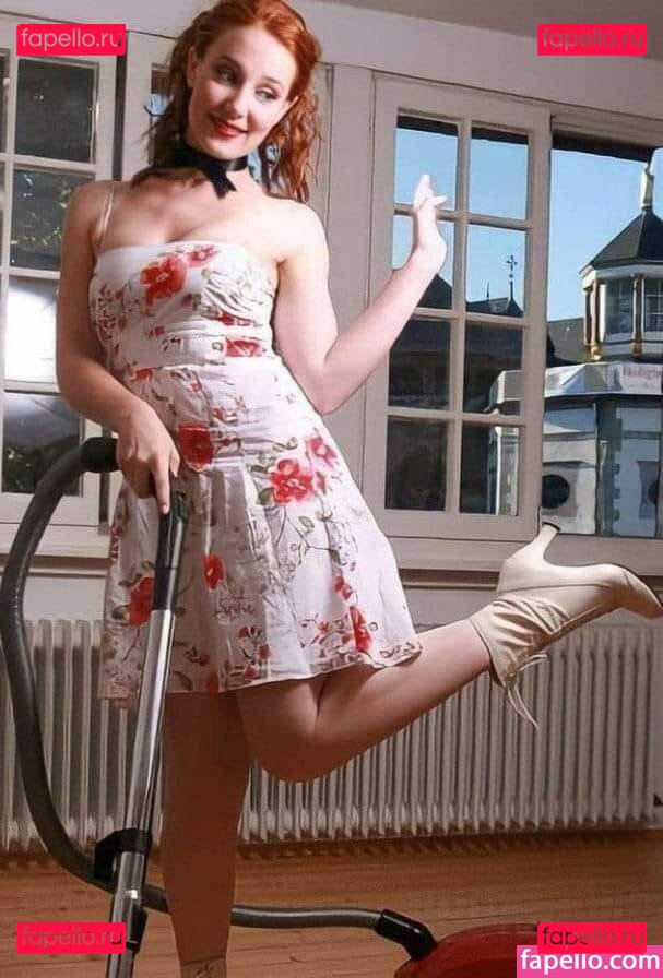 Simone Simons / simonesimons Onlyfans Photo Gallery 