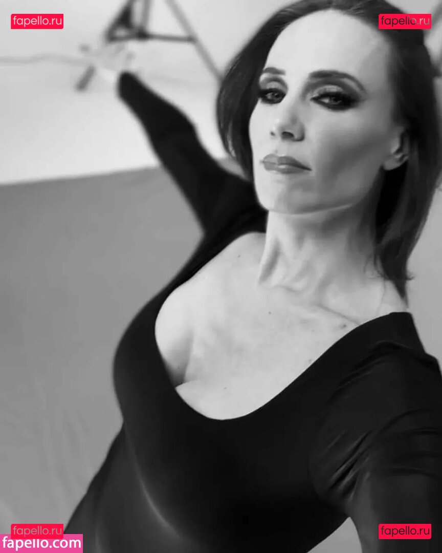 Simone Simons / simonesimons Onlyfans Photo Gallery 
