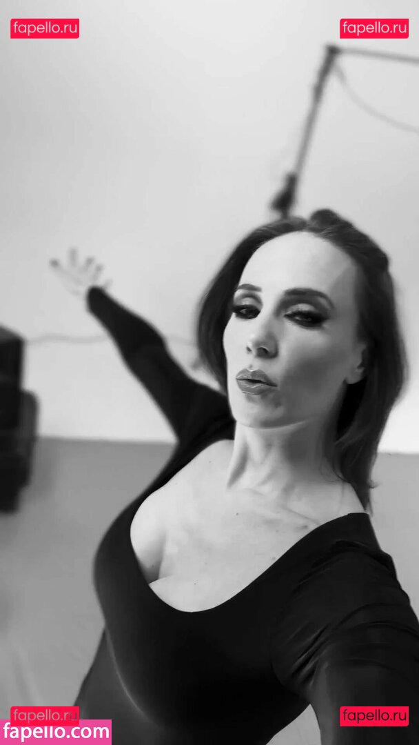 Simone Simons / simonesimons Onlyfans Photo Gallery 