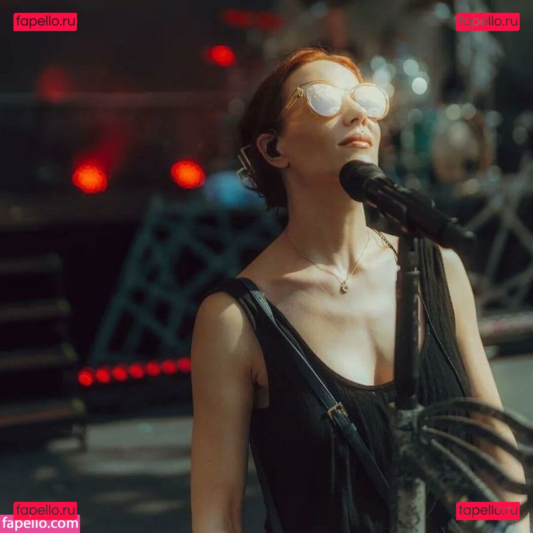 Simone Simons / simonesimons Onlyfans Photo Gallery 