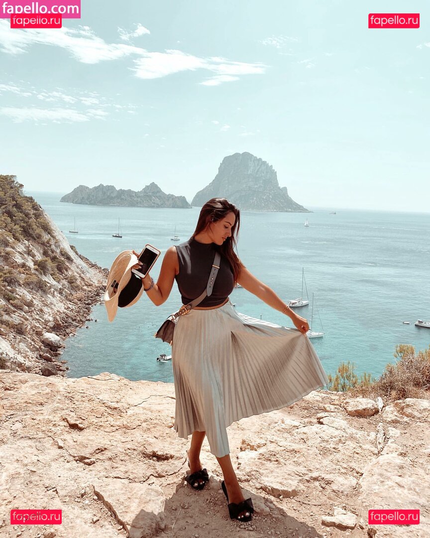 Carla / carlatwiinn Onlyfans Photo Gallery 