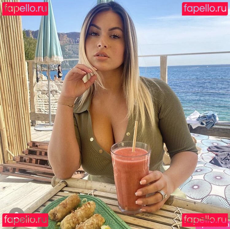 Carla Moreau / carlamoreau_____ Onlyfans Photo Gallery 