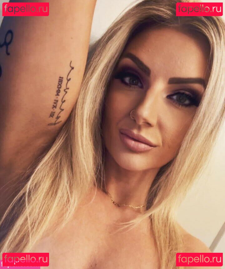 Elania Viktoria / elaniaxoxo Onlyfans Photo Gallery 