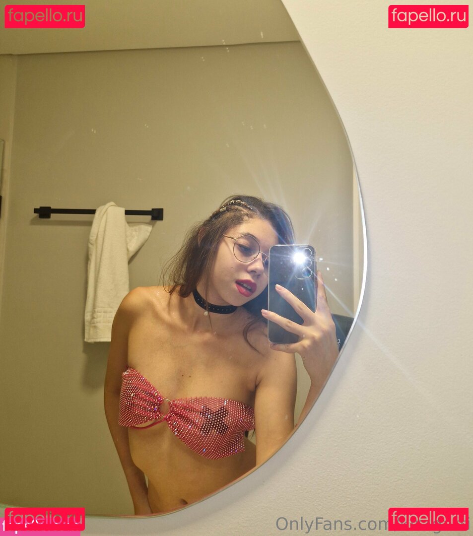 kira18years Onlyfans Photo Gallery 