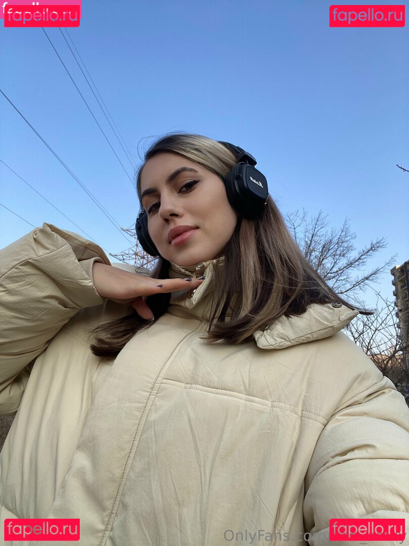 ann_emily / busstywitch Onlyfans Photo Gallery 