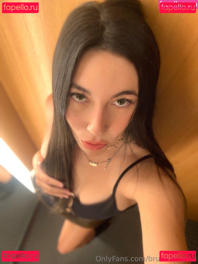 brunettemiaa Onlyfans Photo Gallery 