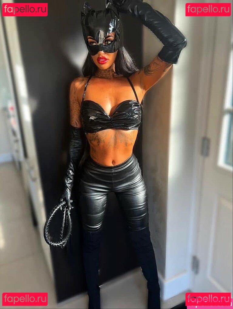 Vikki Blendell / vblendell / vbwardrobe Onlyfans Photo Gallery 