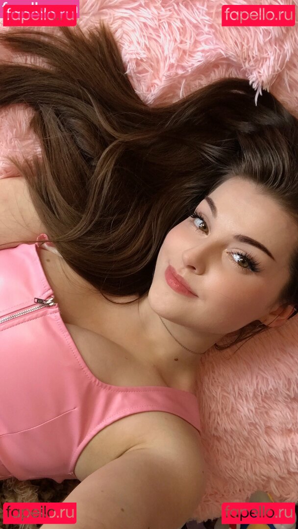 auroraiskira / kingauratv Onlyfans Photo Gallery 