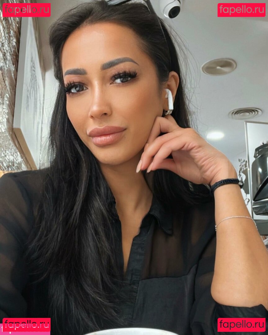 Adriana Meran / Adrianameran / https: / theadrianameran Onlyfans Photo Gallery 