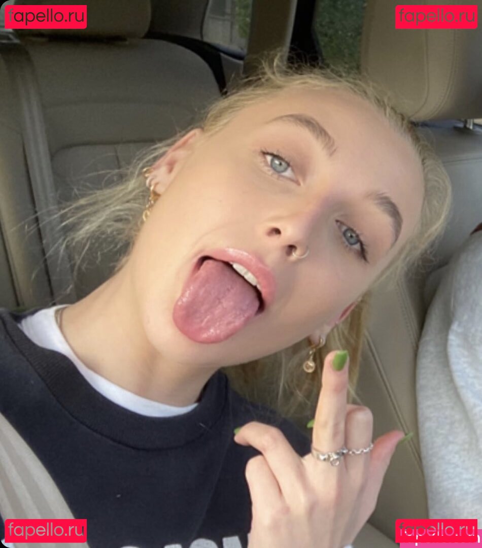 Emma Chamberlain / emmachamberlain Onlyfans Photo Gallery 