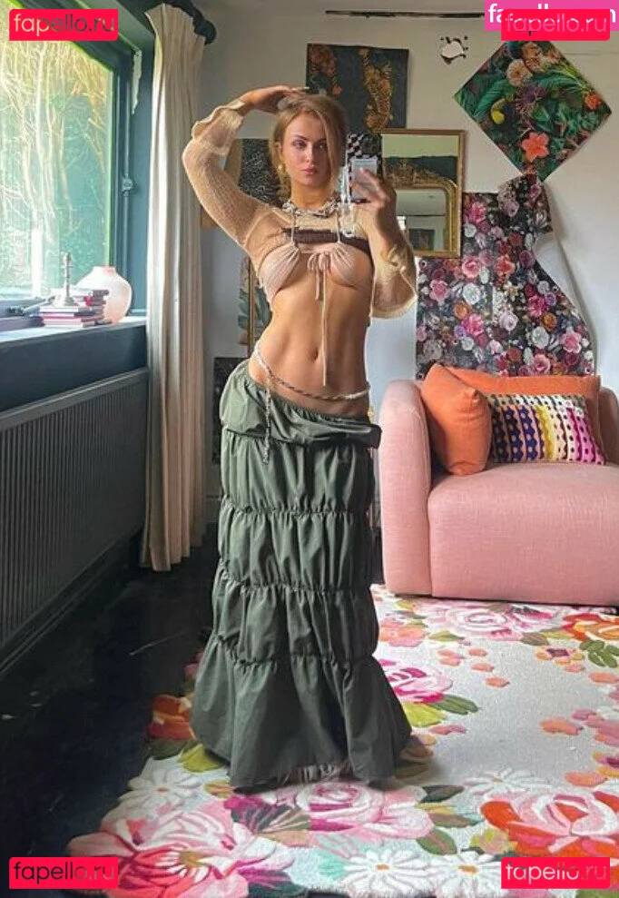 Maisie Smith Onlyfans Photo Gallery 