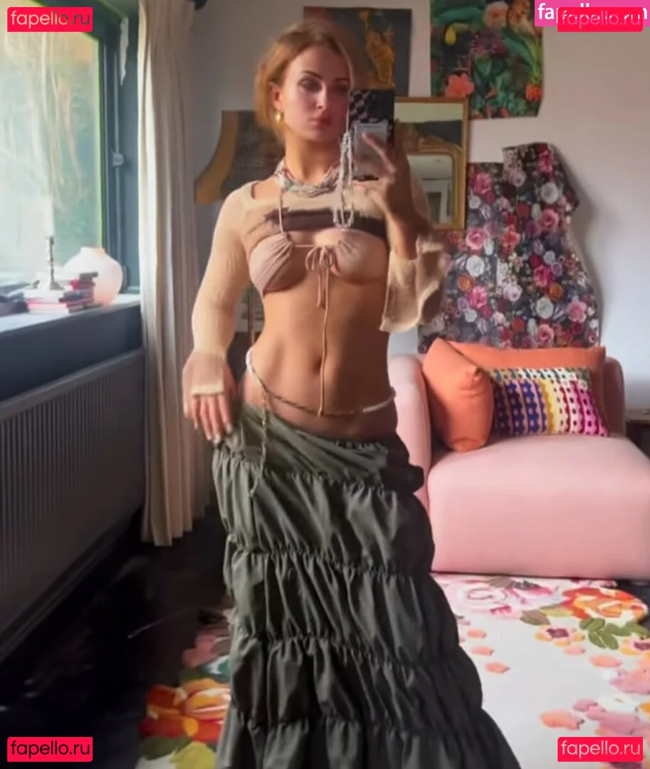 Maisie Smith Onlyfans Photo Gallery 