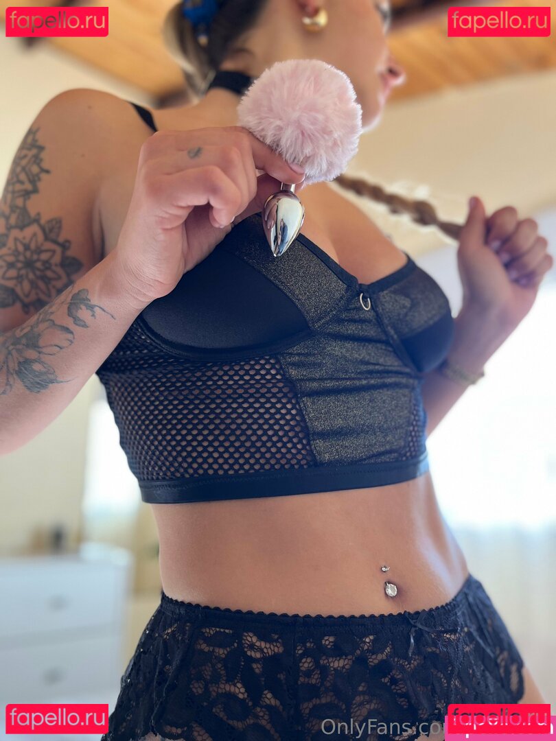 iris.teicu / petcuiris Onlyfans Photo Gallery 