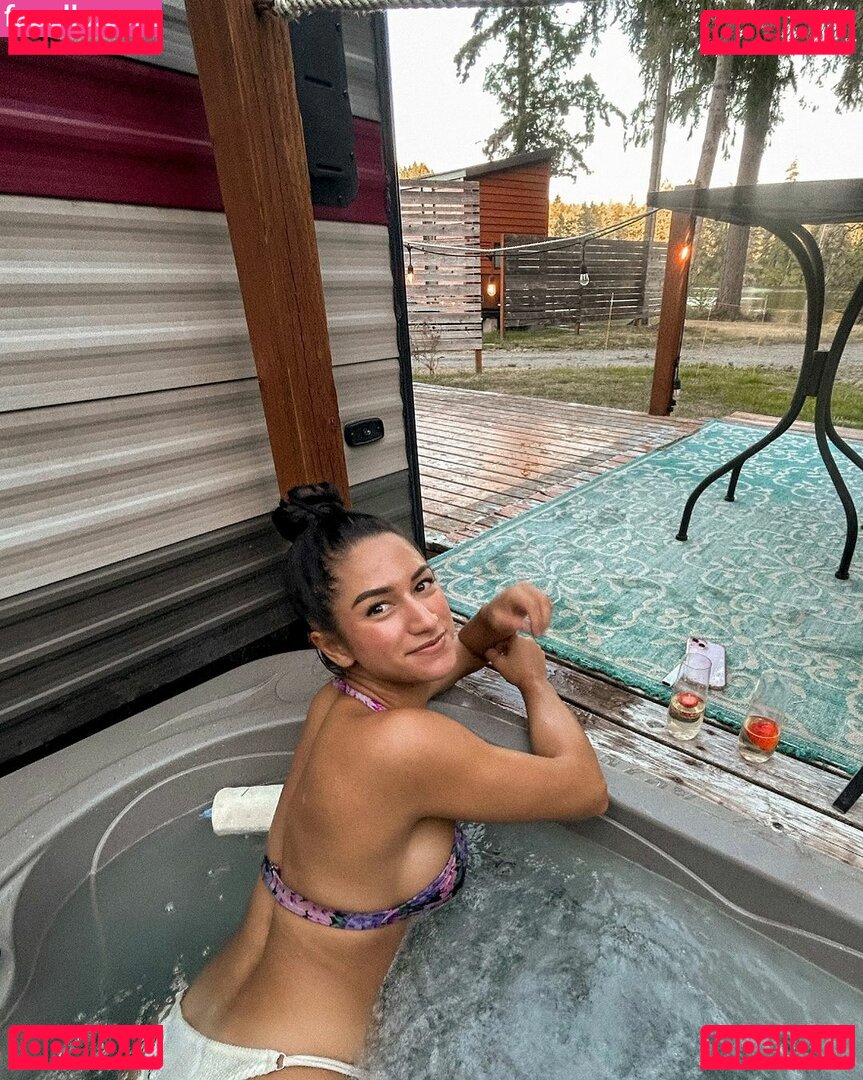 Mikaelachavezt / Nurse Kaela Onlyfans Photo Gallery 