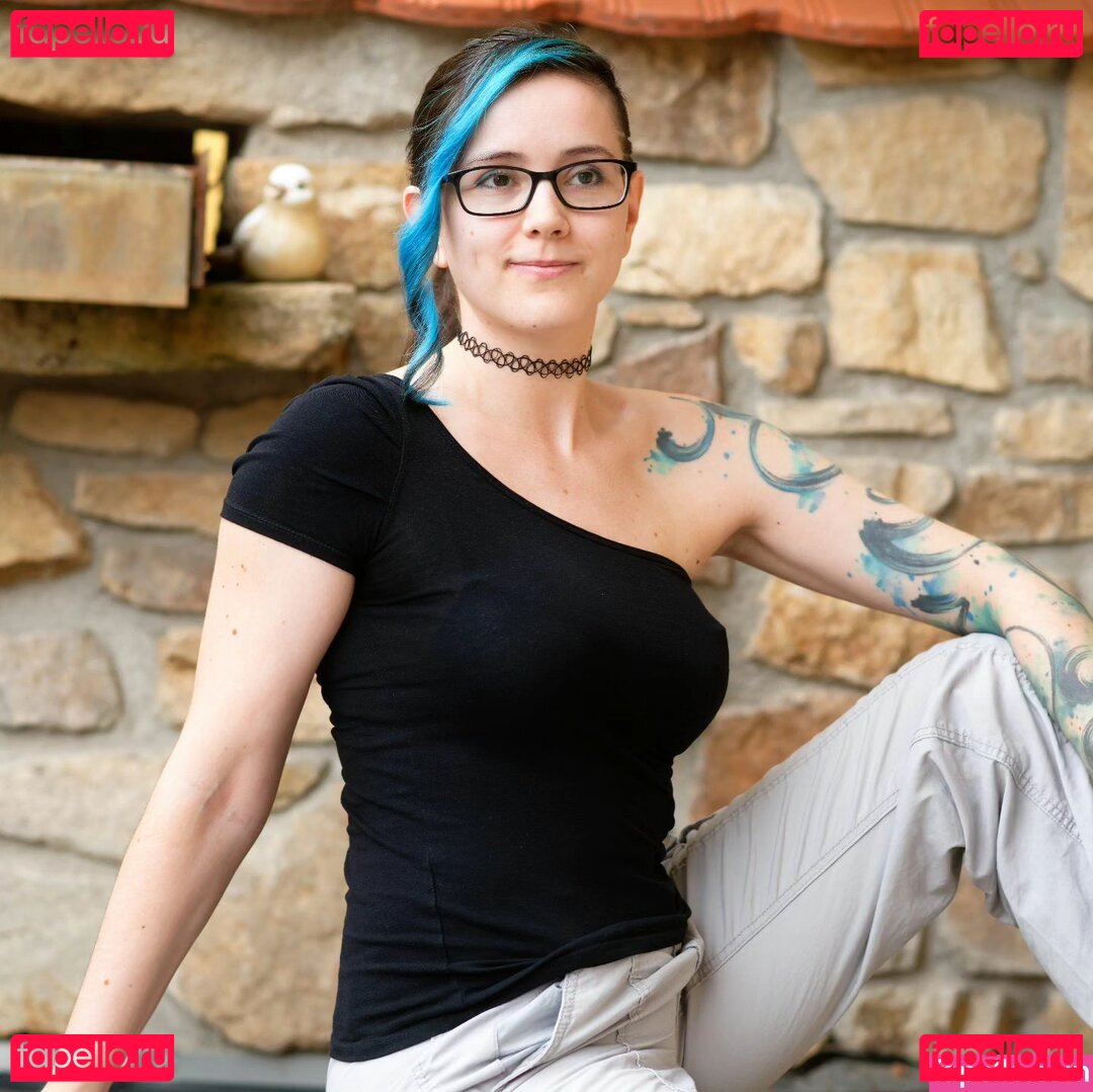 2DKiri Onlyfans Photo Gallery 