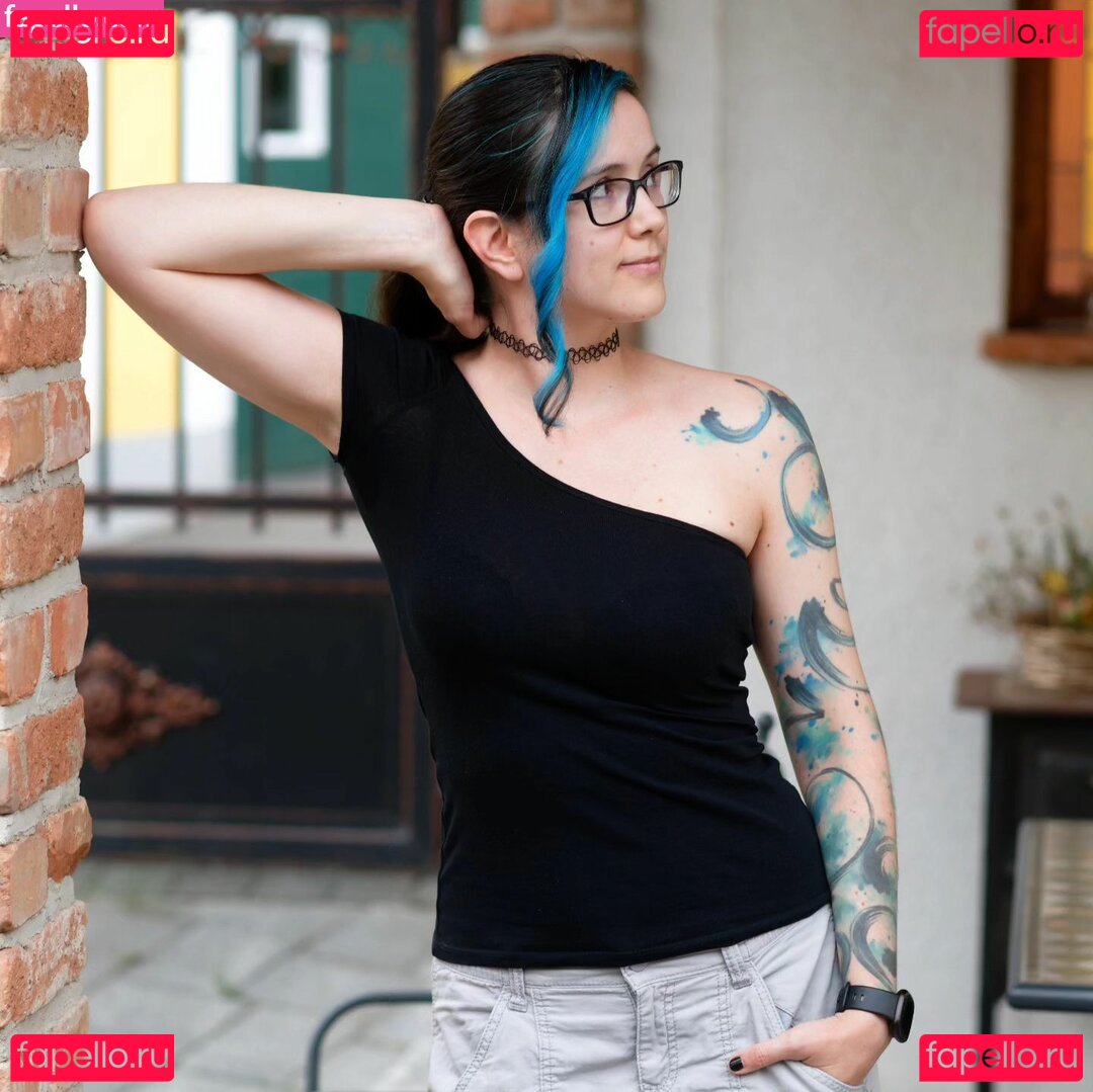 2DKiri Onlyfans Photo Gallery 