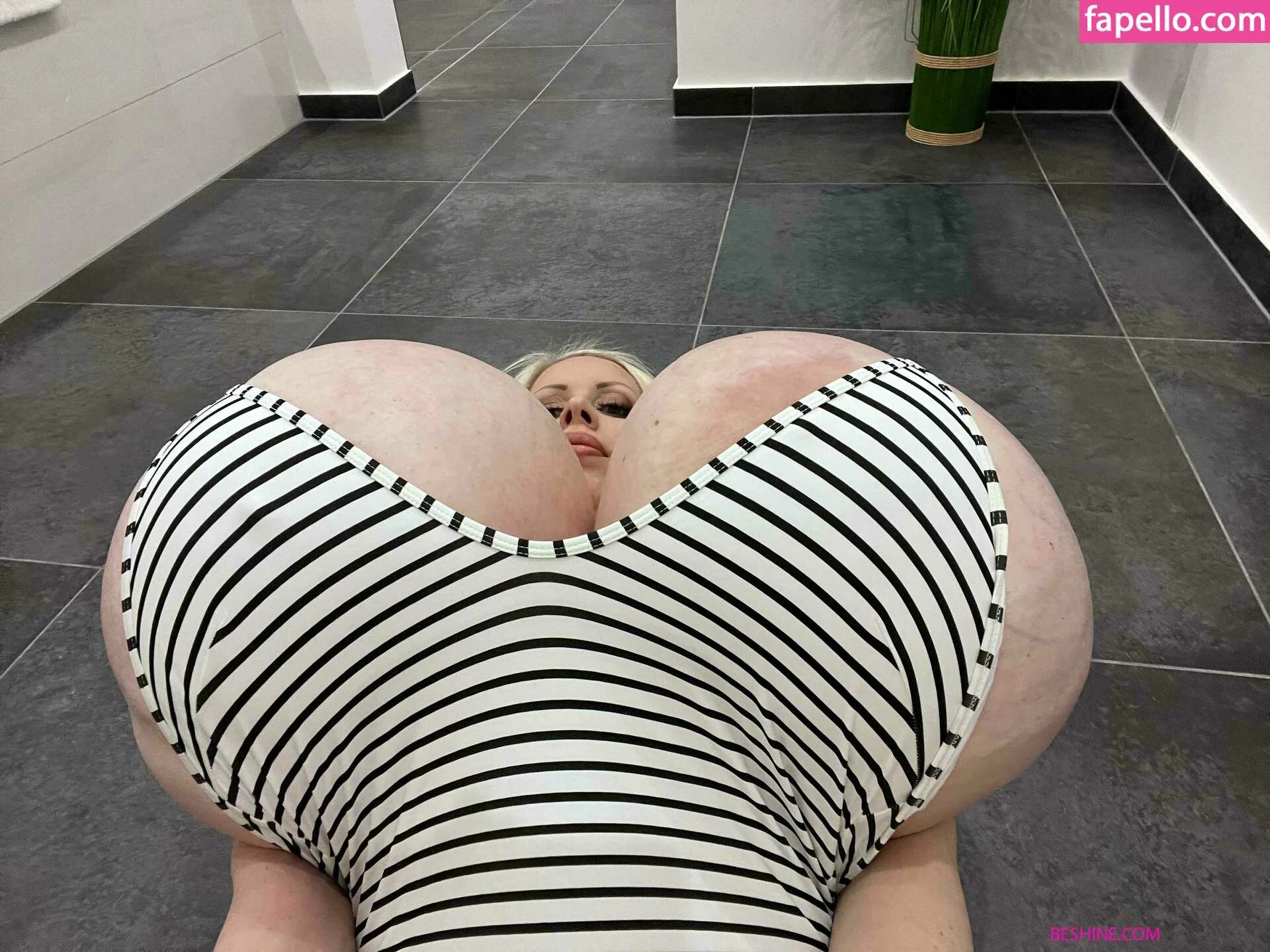 beshinedotcom Onlyfans Photo Gallery 