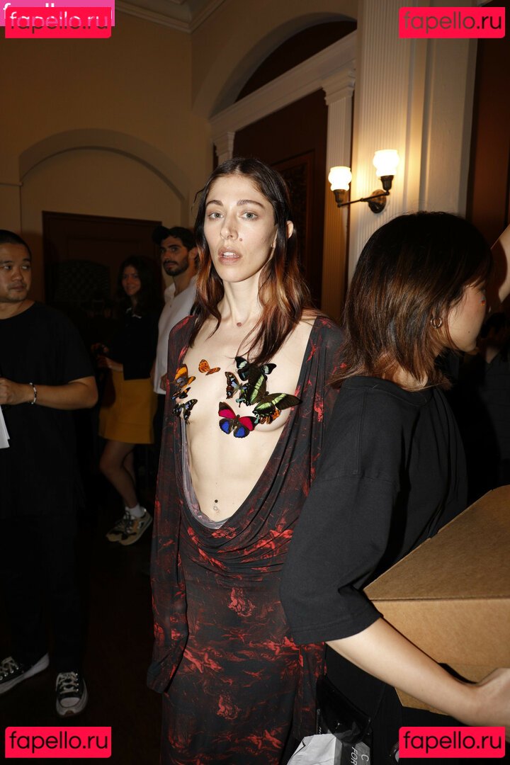 Caroline Polachek / carolineplz / fenisfun Onlyfans Photo Gallery 